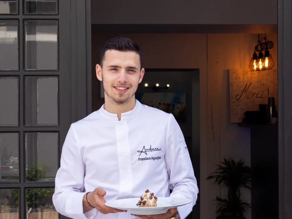 Image du chef Francisco Agostinho devant le restaurant Audace à Montbazon avec un dessert
